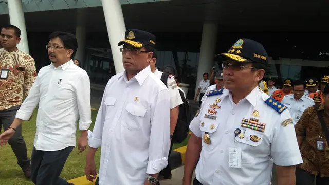 Menteri Perhubungan (Menhub) Budi Karya Sumadi di Dermaga Eksekutif Pelabuhan Merak, Kota Cilegon, Banten, Sabtu (11/5/2019)