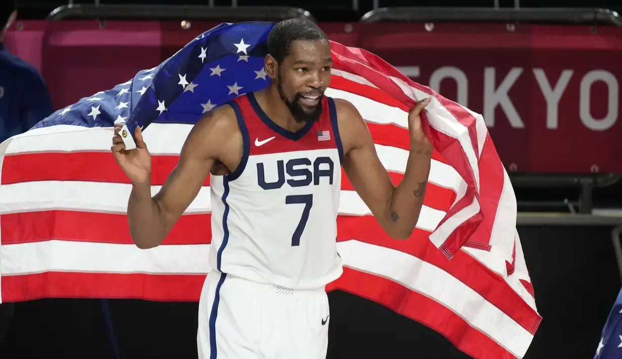 Kevin Durant tampil paling menonjol di tim AS dengan raihan 29 poin dan 6 rebound. Dengan kemenangan atas Prancis di final kali ini, tim basket putra Amerika Serikat juga sudah meraih medali emas selama empat edisi terakhir Olimpiade secara berturut-turut. (Foto: AP/Luca Bruno)