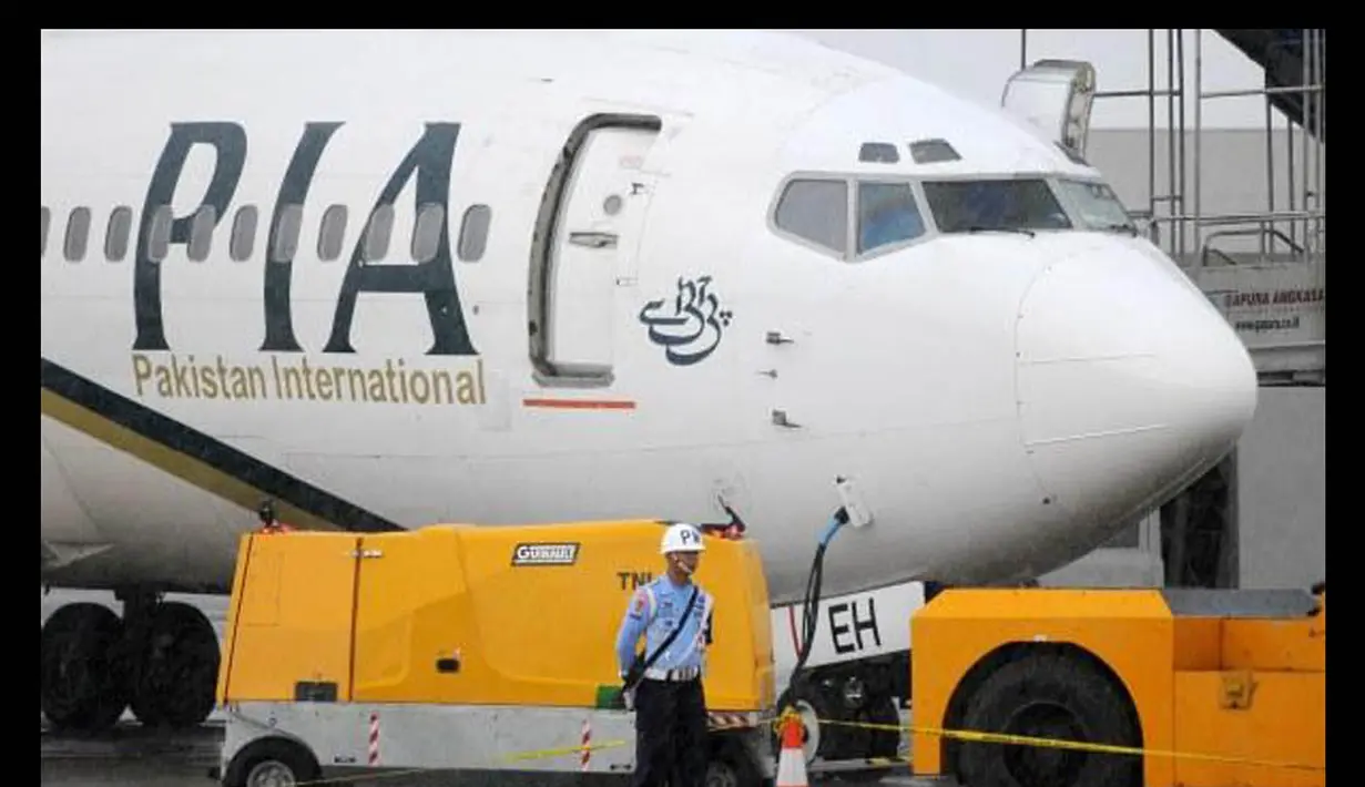 Senin (7/3/11), TNI AU menahan pesawat komersial jenis Boeing 737-300 milik Pakistan International Airlines diLanud Hasanuddin, Sulawesi Selatan karena  terbang di wilayah udara Indonesia tanpa izin. (Istimewa)