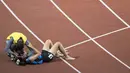 Pemandu Wannaruemon Kewalin mencoba menghibur karena hanya meraih medali perunggu di cabang para atletik nomor lari 400 meter putri klasifikasi T11 pada Asian Para Games 2018, di Stadion Utama Gelora Bung Karno Jakarta, Kamis(11/10/2018).  (Bola.com/Peksi