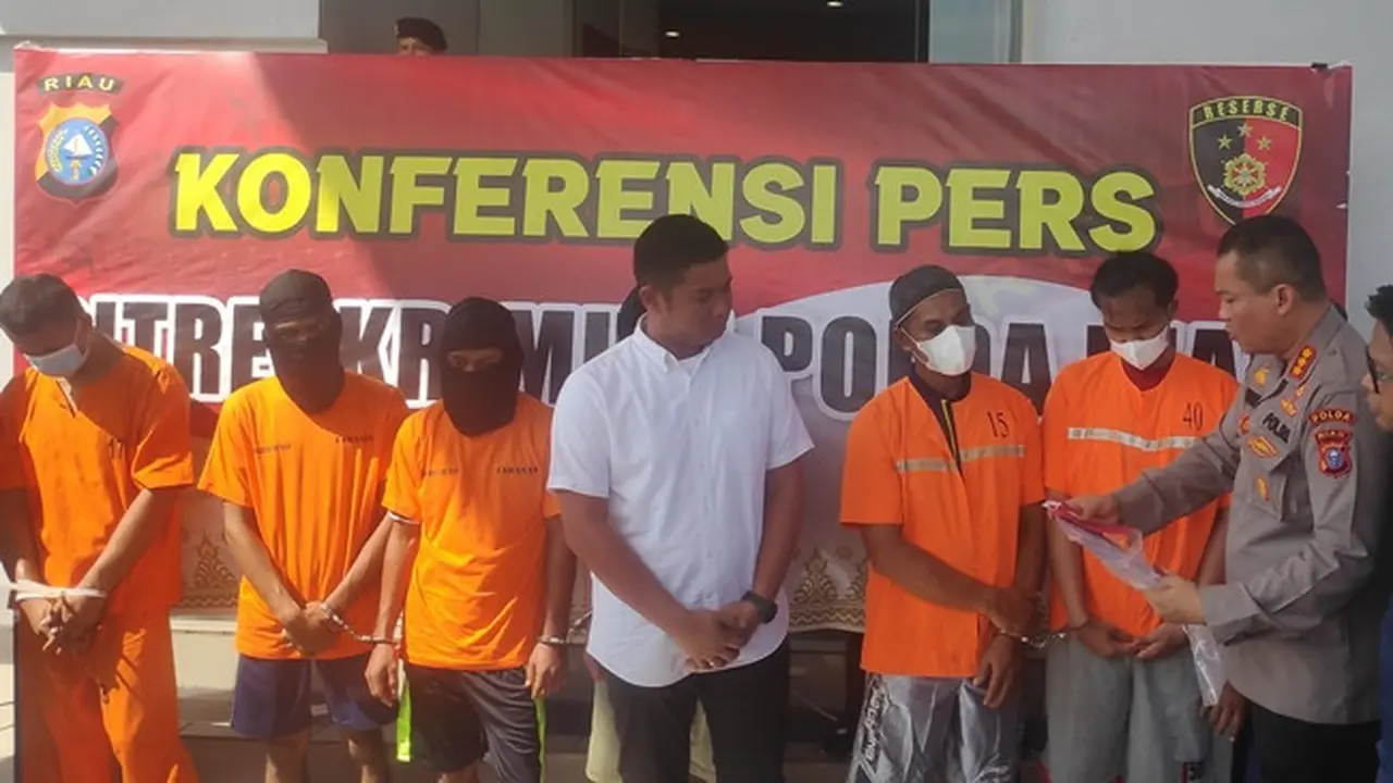 Kabid Humas Polda Riau Kombes Nandang bersama Kasat Reskrim Polres Bengkalis AKP Muhammad Reza dalam konferensi pers tindak pidana penjualan orang.