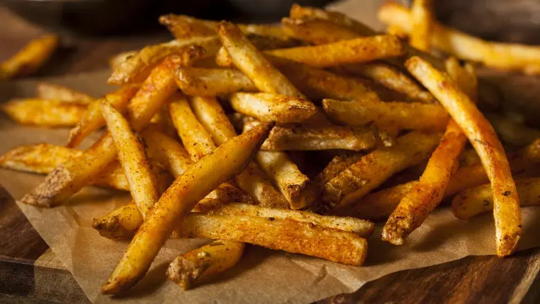 Kamu sudah tahu dampak mengerikan makan kentang goreng untuk tubuh? (Sumber Foto: Shutterstock/TheList)