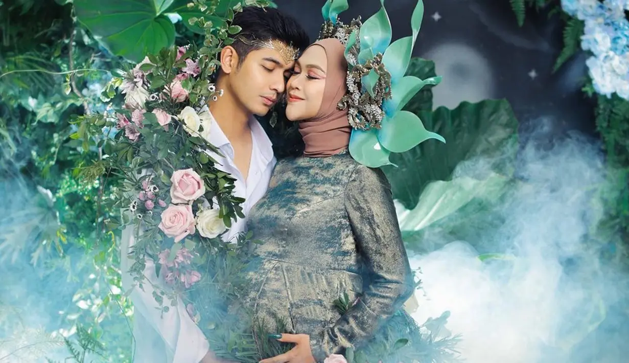 Berpose sambil memejamkan mata, pasangan selebriti yang satu ini kompak memamerkan kemesraan mereka di depan kamera. YouTuber ini dan suaminya tampak begitu bahagia menanti kehadiran buah hati pertamanya.(Liputan6.com/IG/@fdphotography90)