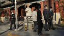 Seorang petugas polisi China memantau pintu masuk ke Universitas Peking di Beijing, Rabu (16/11/2022). Kelas dipindahkan secara online di kampus utama hingga Jumat, kata pemberitahuan universitas. (AP Photo/Ng Han Guan)