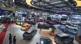 Pengunjung menyaksikan deretan mobil terbaru saat Exclusive Media Day GAIKINDO Indonesia International Auto Show (GIIAS) 2026 di Indonesia Convention Exhibition (ICE) BSD City, Tangerang, Rabu, 29 Juli 2026. (KLY/ Budy Santoso)