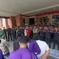 Puluhan mahasiswa Kutai Kartanegara saat menggelar aksi damai di depan kantor DPRD Kukar, pada Jumat (23/8/2024).