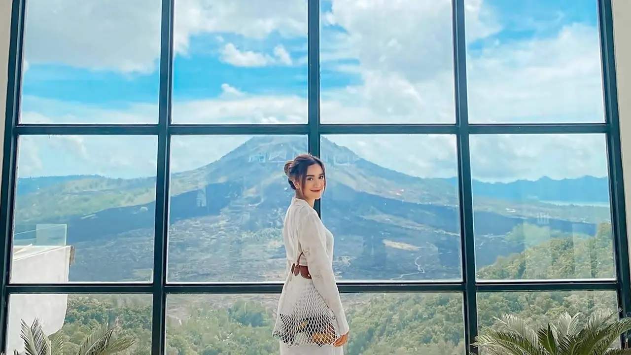 Nikmati Indahnya Gunung Batur, Ini Momen Seru Liburan Andi Annisa di Kintamani