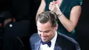 Aktris Kate Winslet bertepuk tangan untuk Leonardo DiCaprio saat menyabet penghargaan sebagai aktor terbaik dalam film 'The Revenant' di Screen Actors Guild Awards di Los Angeles, 30 Januari 2016 (Christopher Polk/Getty Images untuk Turner/AFP) 