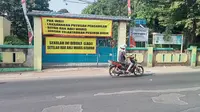 Spanduk yang dipasang ahli waris di pintu gerbang SDN Bantargebang IV berisikan tuntutan pembayaran lahan kepada Pemkot Bekasi. (Foto: Liputan6.com/Bam Sinulingga)