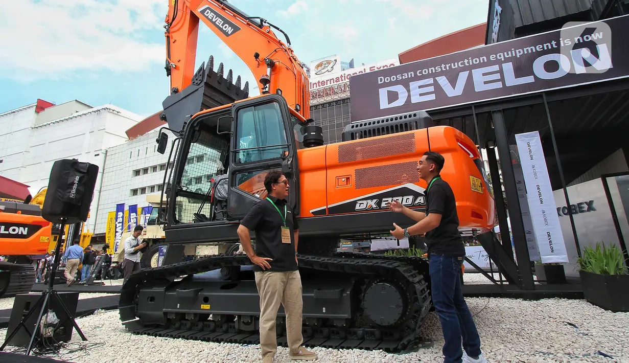 Sales Manager of DEVELON Stephanus Dwi (kanan) dan President Director and CEO of DEVELON Hee Woong Shin (kiri) menjelaskan kendaran alat berat jenis excapator saat pameran Mining Expo 2023 di JIExpo Kemayoran, Jakarta, Kamis (14/9/2023). Hyundai Infracore Asia mengenalkan perubahan nama Doosan dengan Develon dan menyuguhkan kendaran alat berat dengan merek premium. (Liputan6.com/Angga Yuniar)