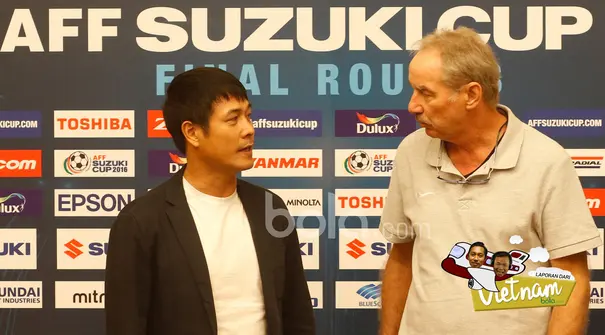 Pelatih Timnas Indonesia, Alfred Riedl (kanan) dan Pelatih Vietnam berbincang saat mengikuti press conference jelang leg kedua semifinal AFF Suzuki Cup 2016 di Vietnam, (06/12/2016). (Bola.com/Peksi Cahyo)