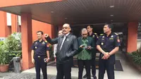 Komisi II Sidak e-KTP Palsu dari Vietnam di Bandara Soetta, Kamis (9/2/2017). (Taufiqurrohman/Liputan6.com)
