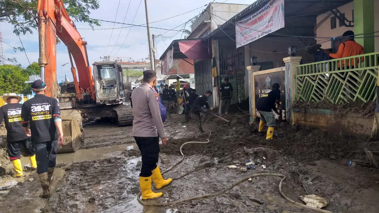Gotong royong mempercepat proses pemulihan korban bencana Sumatera.