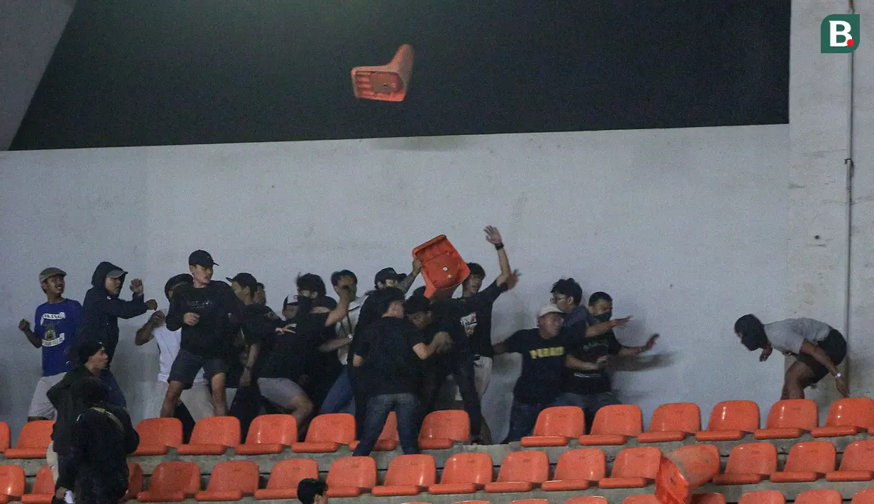 Sampai berita ini ditayangkan belum bisa dipastikan apa penyebab terjadinya bentrokan kedua kelompok suporter tersebut. (Bola.com/Bagaskara Lazuardi)