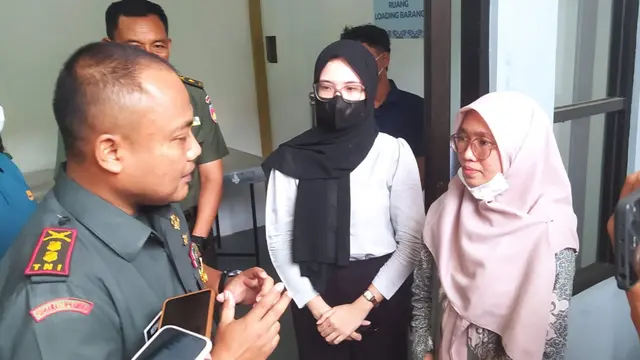 Dandim 0722/Kudus, Letkol Inf Hermawan Setya Budi berbincang dengan Kepala Dapur SPPG Jepangpakis, Febria Setyaningrum. (Istimewa/Arief Pramono)