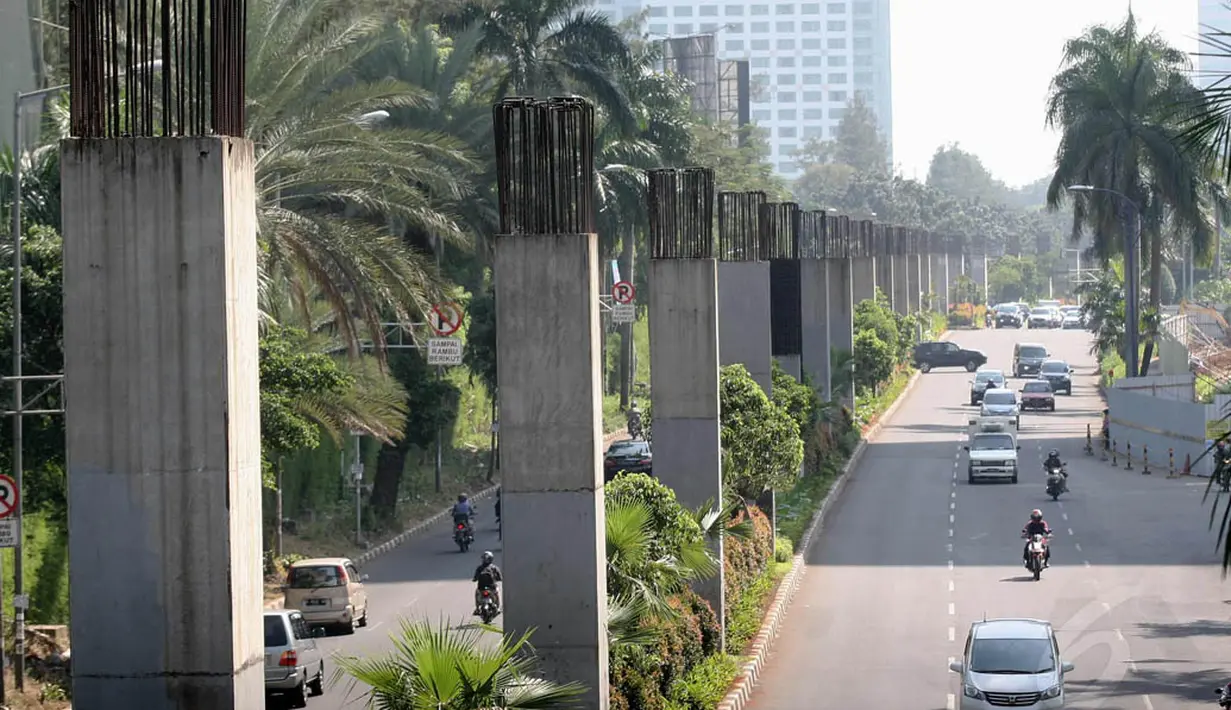 Kondisi tiang-tiang proyek monorel di kawasan Senayan, Jakarta, Rabu (2/7/14). (Liputan6.com/Faizal Fanani)