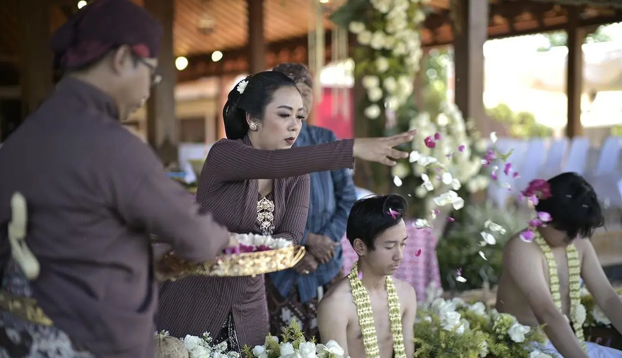 Dua anak laki-laki yang disebut dengan 'uger-uger lawang', menjadi salah satu yang wajib menjalani pembersihan dari mara bahaya dengan cara di ruwat. [Instagram/showimah]