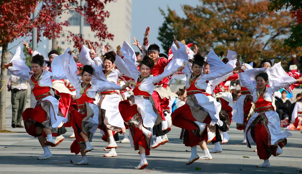 Para penari meramaikan di sepanjang jalanTokyo saat mengikuti pagelaran Festival Yosakoi di Tokyo, Jepang (6/11). Tarian ini berkembang sebagai bentuk modern tari musim panas Awa Odori. (AP Photo/Shizuo Kambayashi)