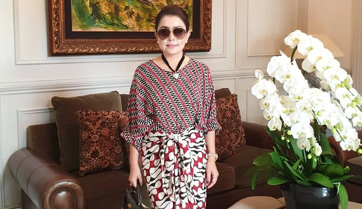 Perpaduan batik yang dikenakan Mayangsari ini juga mencuri perhatian netizen. Pasalnya baju serta rok yang dikenakan Mayangsari terlihat senada yang memiliki corak berwarna merah, hitam serta putih. (Liputan6.com/IG/@mayangsaritrihatmodjoreal)