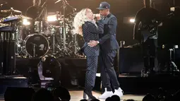 Penyanyi Beyonce dan suaminya, Jay Z menghibur penonton dalam konser kampanye di Cleveland, Ohio, Jumat (4/11). Beyonce dan Jay Z menggelar konser bagi Capres AS Hillary Clinton untuk meraih suara pemilih muda berkulit hitam di Ohio (AP Photo/Matt Rourke)