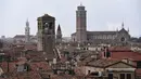 Pemandangan yang diambil dari gedung Fondaco dei Tedeschi menunjukkan kota Venesia, Italia (4/11/2019). Venesia dikenal sebagai salah satu destinasi populer Eropa. (AFP Photo/Miguel Medina)
