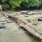 Jembatan gantung di Wisata Penangkaran Rusa Cariu. (Liputan6.com/Achmad Sudarno)