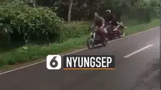 Pembalap berhelm itu malah keluar dari jalan dan nyungsep di parit