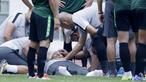 Dokter Timnas Indonesia, Syarif Alwi, memeriksa Danurwindo, yang pingsan usai memantau latihan di Stadion Wibawa Mukti, Jawa Barat, Sabtu (03/11/2018). Danurwindo ambruk ketika tim dan ofisial melakukan sesi foto bersama. (Bola.com/M Iqbal Ichsan)