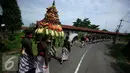 Sejumlah warga menggotong gunungan pada ritual Nyadran di dusun Kledokan, Selomartani, Sleman, Kamis (2/6). Nyadran merupakan ritual berziarah dan mengirim doa ke makam leluhur menjelang bulan Ramadan. (Liputan6.com/Boy Harjanto)