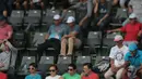 Diharapkan penyelenggara aktif mengingatkan penonton untuk tidak mengangkat kaki pada sandaran kursi di lapangan Tenis di Senayan, Jakarta, Sabtu (4/2/2018). Renovasi Lapangan Tenis ini memakan biaya sekitar 92 miliar rupiah.  (Bola.com/Nick Hanoatubun)