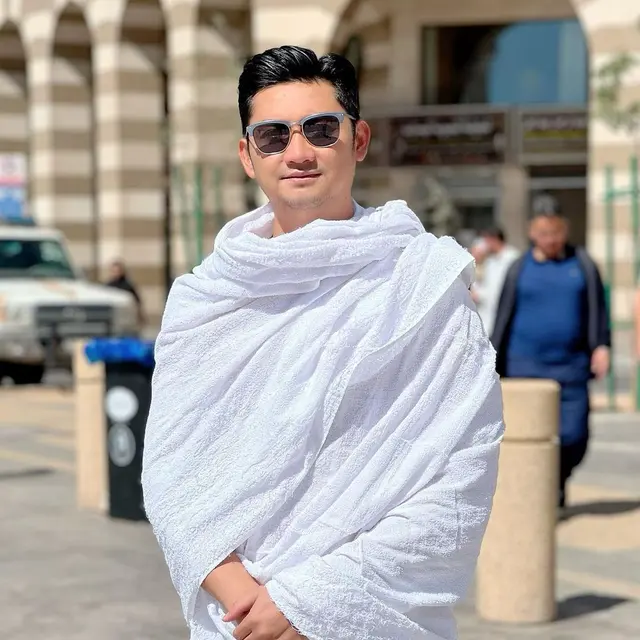 6 Potret Angga Wijaya Umrah Usai Cerai Dari Dewi Perssik, Unggah Foto Bareng Kekasih