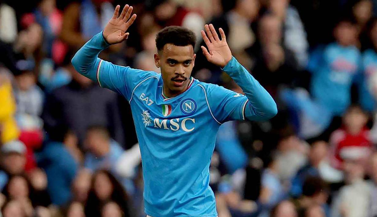 Perpindahan sayap kanan Belgia berusia 23 tahun, Cyril Ngonge dari Hellas Verona ke sesama klub Serie A, Napoli menjadi yang termahal pada bursa transfer pemain muism dingin 2023/2024 di Serie A Liga Italia. Napoli harus merogoh kocek senilai 18 juta euro atau setara Rp303 miliar untuk mendapatkannya dengan durasi kontrak selama 4,5 tahun hingga 30 Juni 2028. (sscnapoli.it)