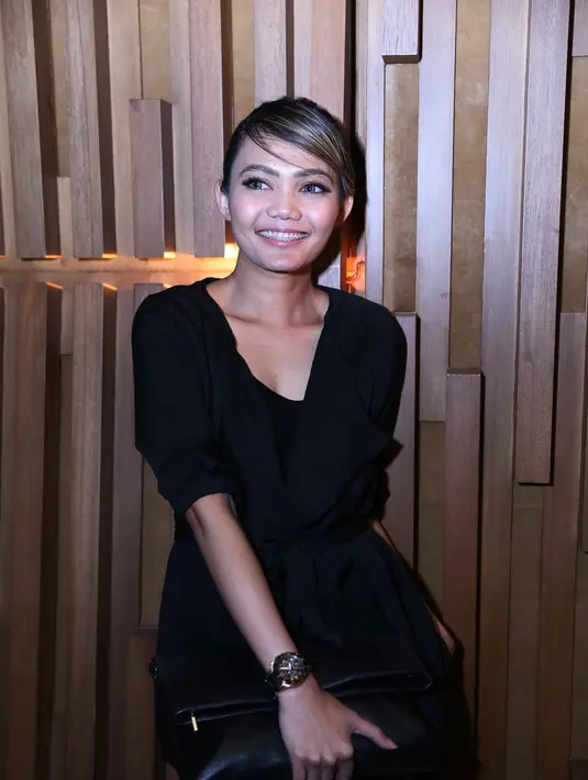 Fakhrul beberapa kali juga memuji Rina Nose menyanyi secara spontan atau terencana di atas panggung. (Nurwahyunan/Bintang.com)