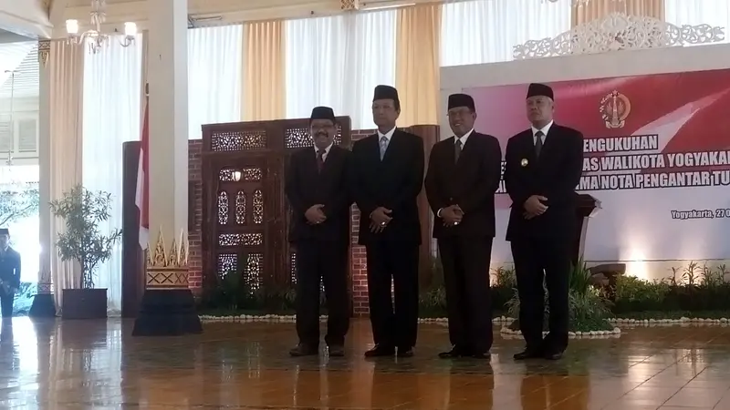  Sultan Hamengkubuwono X melantik Asisten 1 Bidang Pemerintahan dan Kesra Sekda DIY Sulistyo sebagai pelaksana tugas Wali Kota Yogyakarta 