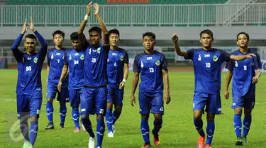 Pemain bola Jawa Barat mengangkat tangan usai menumbangkan tim Jawa Tengah 2-1 di laga perdana sepakbola Grup A PON XIX Jabar di Stadion Pakansari, Bogor, Rabu (14/6). Jawa Barat unggul 2-1 atas Jawa Tengah. (Liputan6.com/Helmi Fithriansyah)