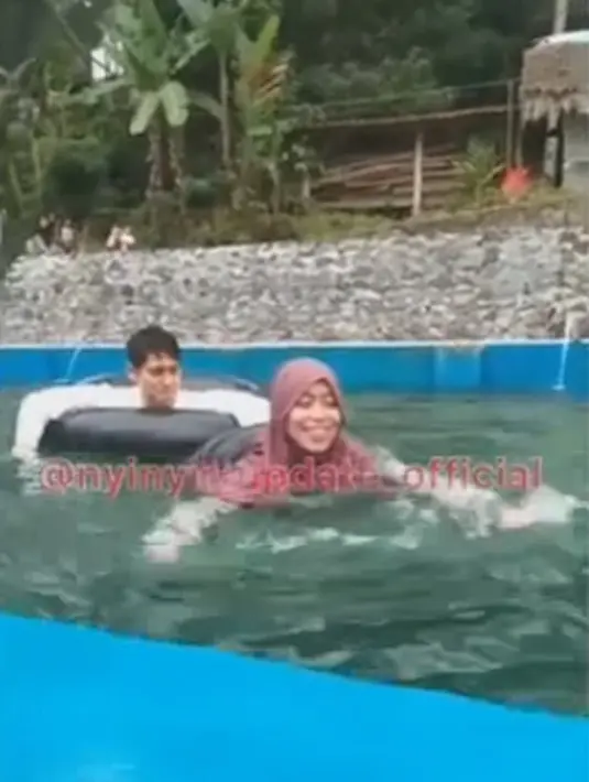 Dikesempatan tersebut, Billar dan Lesti pun terlihat apa adanya. [Foto: nyinyir_update_official]