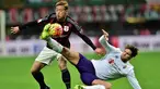 Gelandang AC Milan, Keisuke Honda (kiri) berusaha melewati bek Fiorentina, Marcos Alonso Mendoza pada lanjutan Serie A Liga Italia di Stadion San Siro (17/1). AC Milan menang atas Fiorentina dengan skor 2-0. (AFP/GIUSEPPE CACACE)