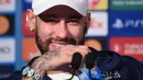 Striker PSG, Neymar memberi keterangan saat jumpa pers di Parc des Princes Stadium, Paris (13/2/2023) menjelang laga leg pertama babak 16 besar Liga Champions menghadapi Bayern Munchen. Bagi Neymar perselisihan adalah sesuatu yang normal dalam sebuah tim. Namun ia menyayangkan jika perselisihan dalam sebuah tim harus tersebar luas untuk konsumsi publik. (AFP/Franck Fife)