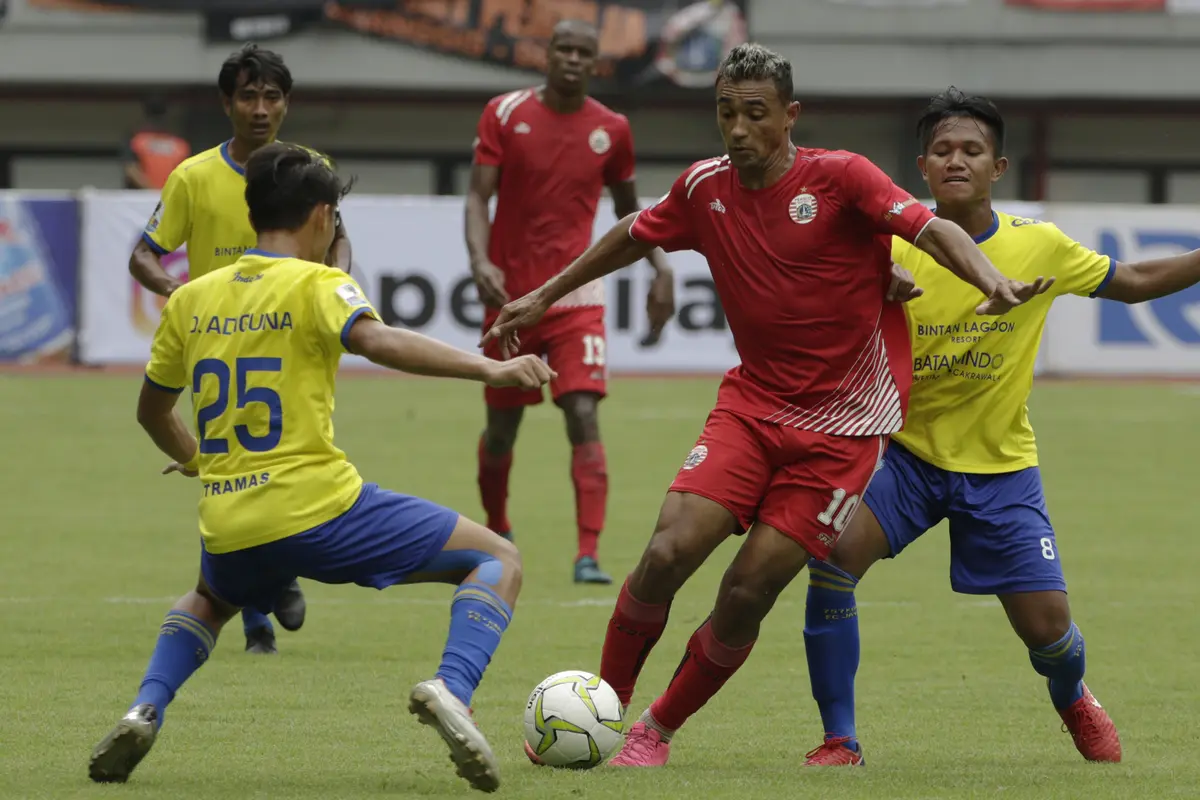 Gelandang Persija Jakarta, Bruno Matos, menggiring bola saat melawan 757 Kepri Jaya. (Bola.com/Yoppy Renato)