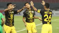 Pemain Barito Putra, Dandi Maulana (tengah) saat melawan Bhayangkara FC pada laga Liga 1 2017 di Stadion Patriot, Bekasi, (4/7/2017). (Bola.com/Nicklas Hanoatubun)