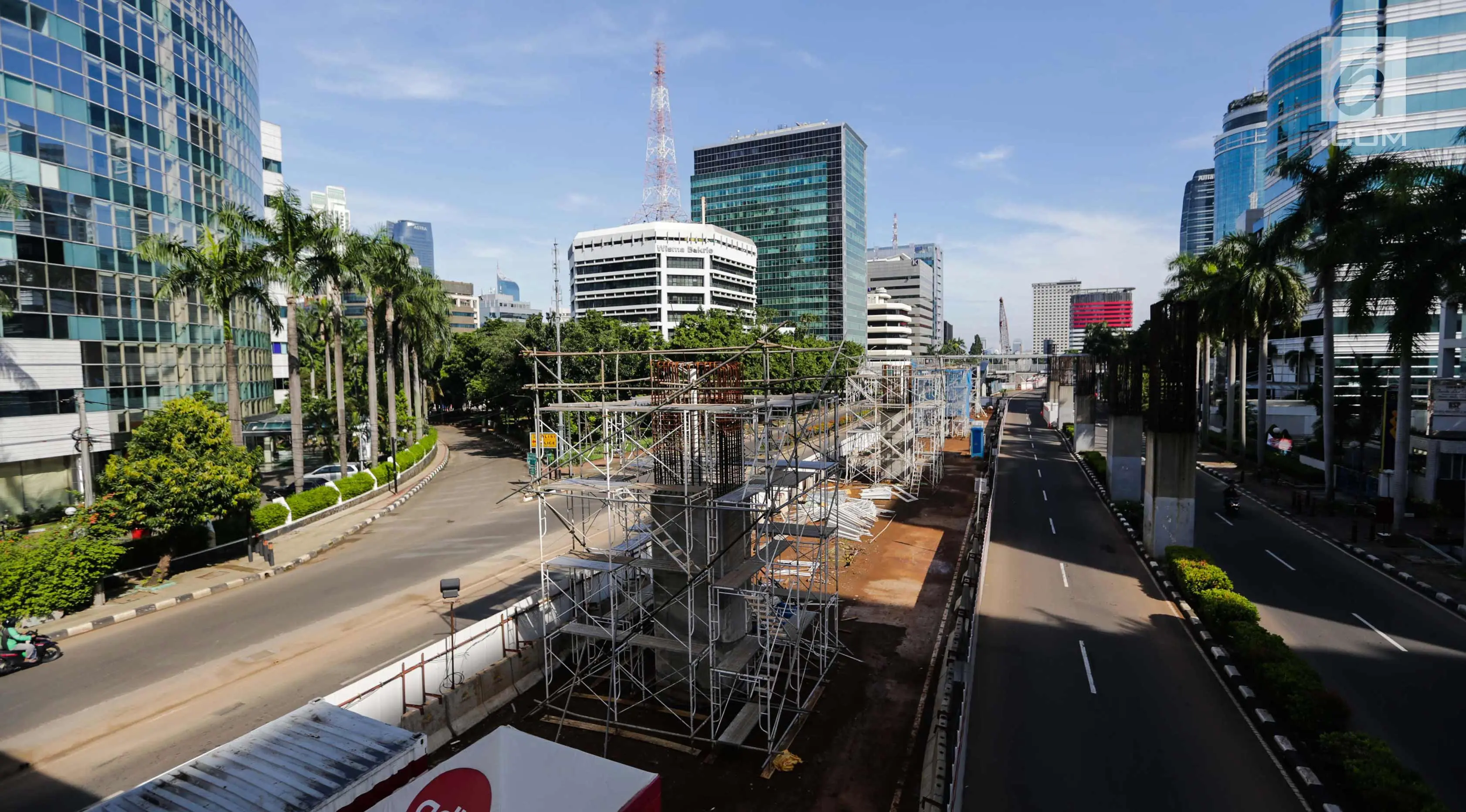 Suasana proyek LRT dikawasan Kuningan, Jakarta, Senin (1/1). Sejumlah proyek infrastruktur lain di Ibukota, seperti proyek  Light Rail Transit tampak sepi aktifitas pengerjaan dikarenakan Libur Tahun Baru. (Liputan6.com/Faizal Fanani)