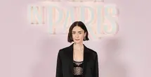 Saat hadiri photocall Emily in Paris pada 12 September 2024 di Paris, Lily Collins kembali tampil edgy serba hitam.  [Dok/Dior].