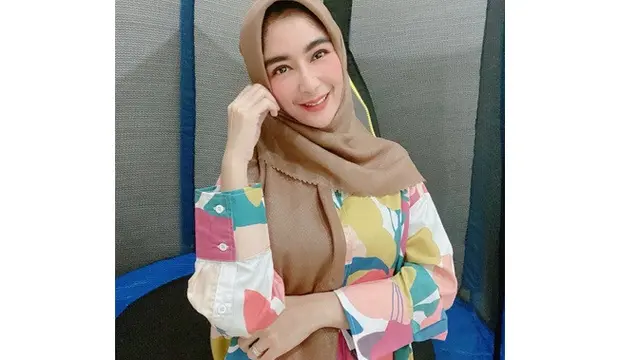 7 Gaya Uut Permatasari Saat Pakai Hijab, Memesona