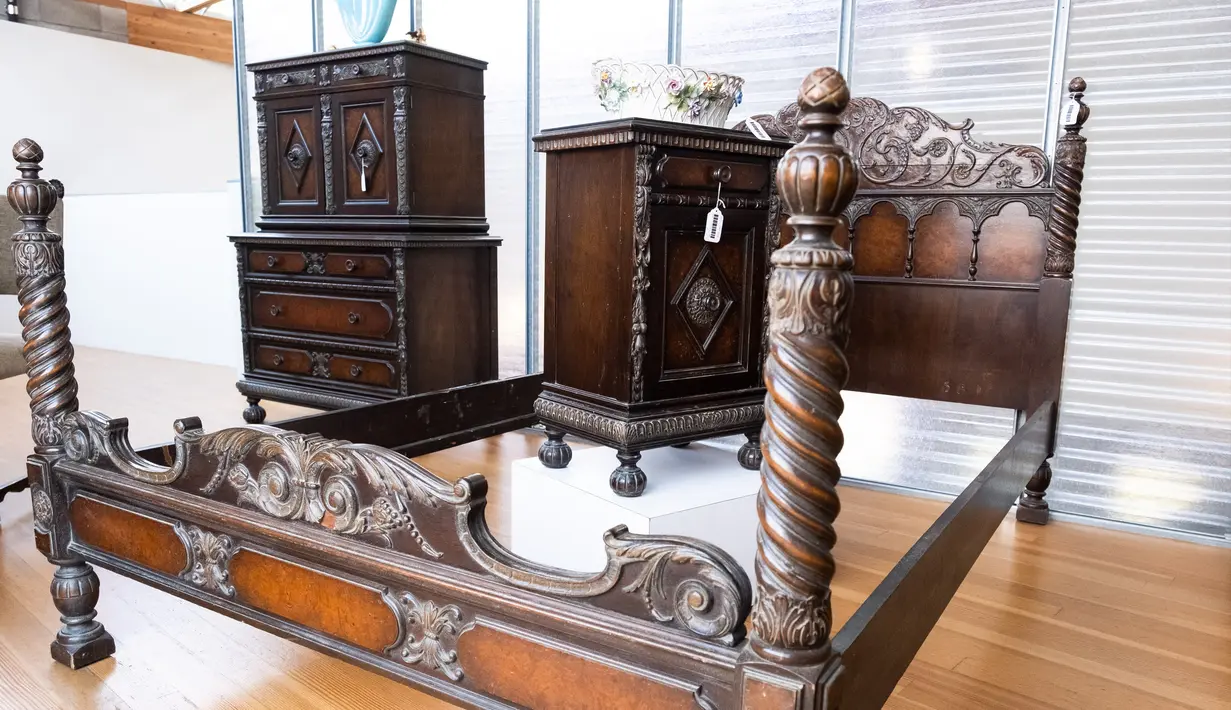 Beberapa barang kamar tidur Al dan Mae Capone, termasuk tempat tidur dekoratif mereka, dipajang di Rumah Lelang Witherell, Sacramento, California, Amerika Serikat, 4 Oktober 2021. Sebanyak 174 item peninggalan Al Capone akan dilelang. (Nick Otto/AFP)