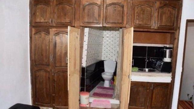 6 Penampakan Toilet Ukuran Sempit Ini Bikin Dada Sesak