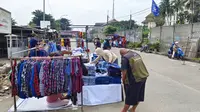 Salah satu lapak pasar tumpah di Jalan Sejajar Rel, Kecamatan Pancoran Mas, Kota Depok (Liputan6.com/Dicky Agung Prihanto)