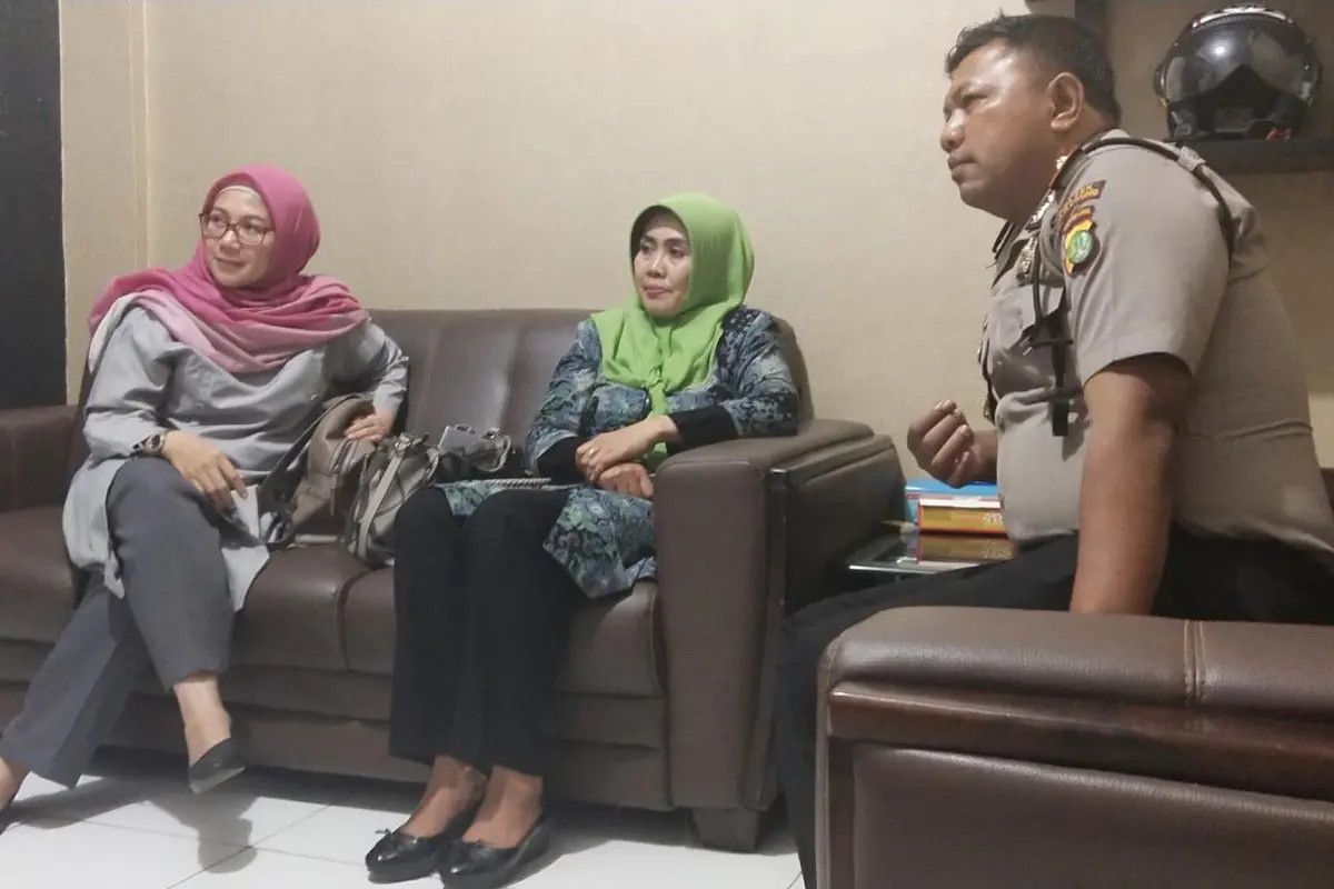 Rosita (28), ibu kandung yang tega menganiaya anaknya yang masih 1.5 tahun hingga tewas, sempat terlihat sedih dan terpukul saat mengetahui anak keduanya itu sudah tewas dan dimakamkan.