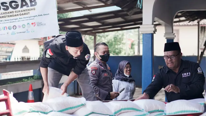 Beberapa jemaah thoriqoh qodariyah wanaqsabandiyah (TQN) Suryalaya yang tergabung dalam pengurus GMPS Suryalaya Cabang Garut, Jawa Barat tengah membagikan  bantuan di lokasi banjir bandang Karangtengah, Garut.