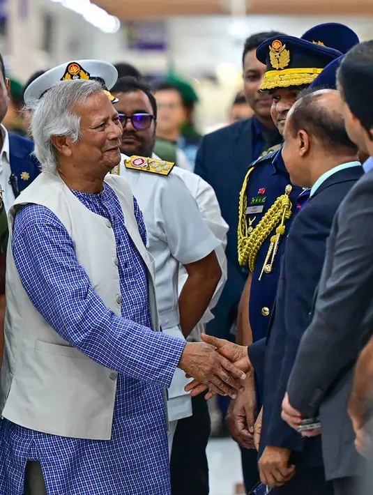 Dalam keterangan perdananya di Dhaka, Muhammad Yunus mengatakan prioritasnya adalah memulihkan ketertiban di Bangladesh. (MUNIR UZ ZAMAN/AFP)