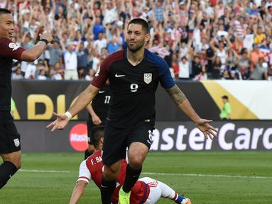 Clint Dempsey mencetak gol tunggal kemenangan AS atas Paraguay dalam laga Grup A Copa America Centenario 2016 di Stadion Lincoln Financial Field, Philadelphia, AS, Minggu (12/6/2016) WIB. (AFP/Don Emmert)